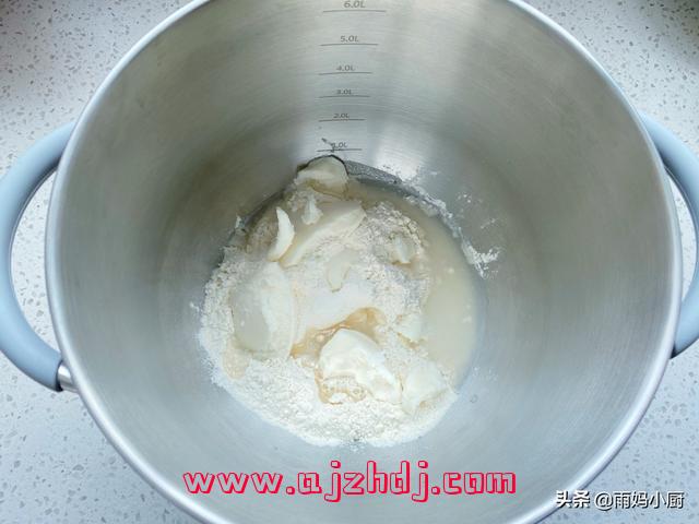 蛋黄酥的制作方法(蛋糕胚的制作方法及配料)  第5张