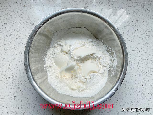 蛋黄酥的制作方法(蛋糕胚的制作方法及配料)  第6张